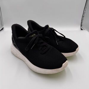 Kizik Women's Size 7 Wide Mens 5.5 Wide Black & White Step In Sneakers Shoes